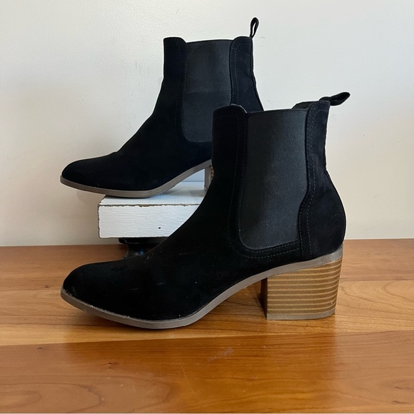 Women’s Forever 21 Black Faux Suede Heeled Ankle Booties Size 10 - Picture 1 of 6